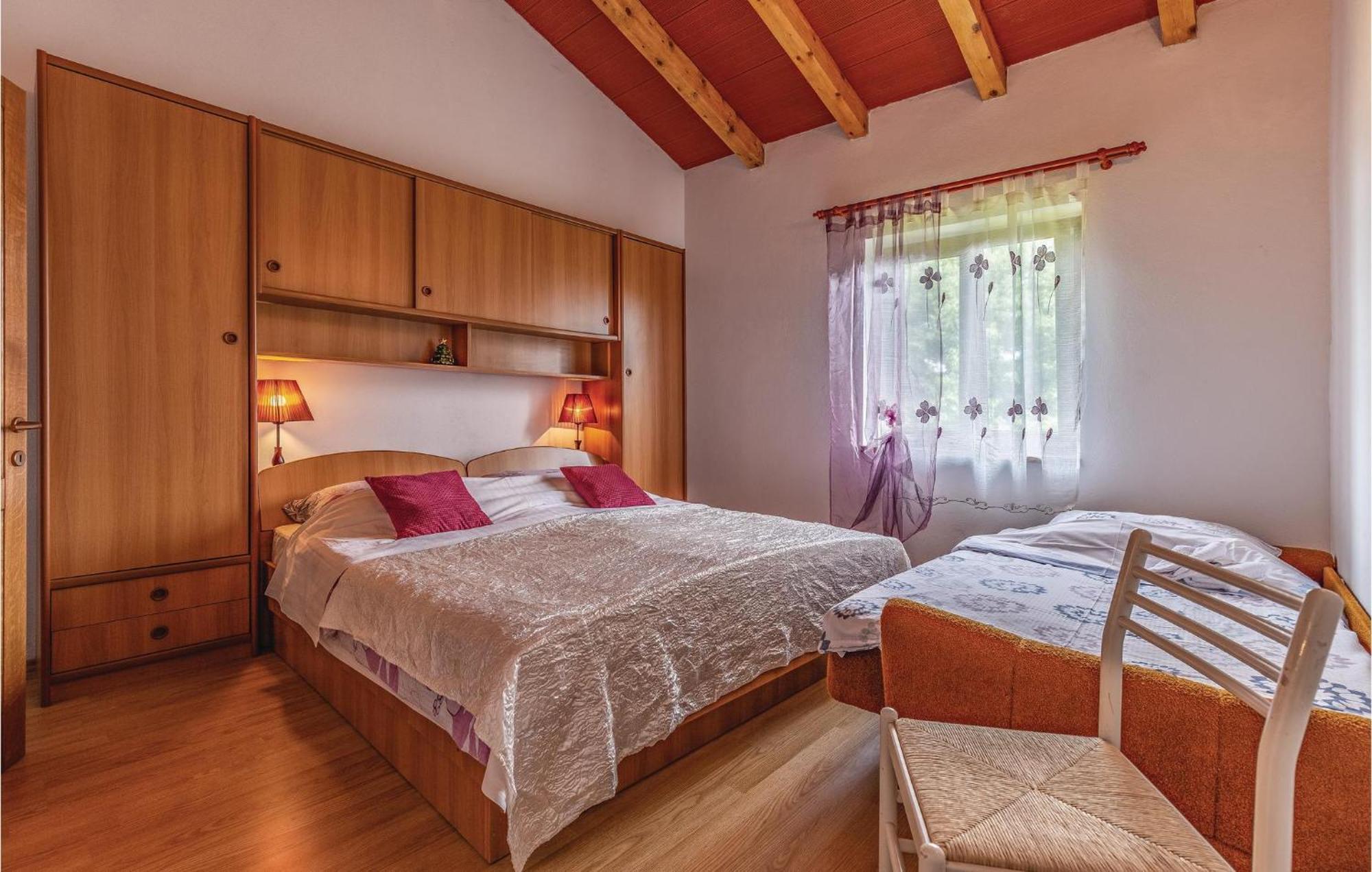 2 Bedroom Amazing Home In Rakotule Екстериор снимка