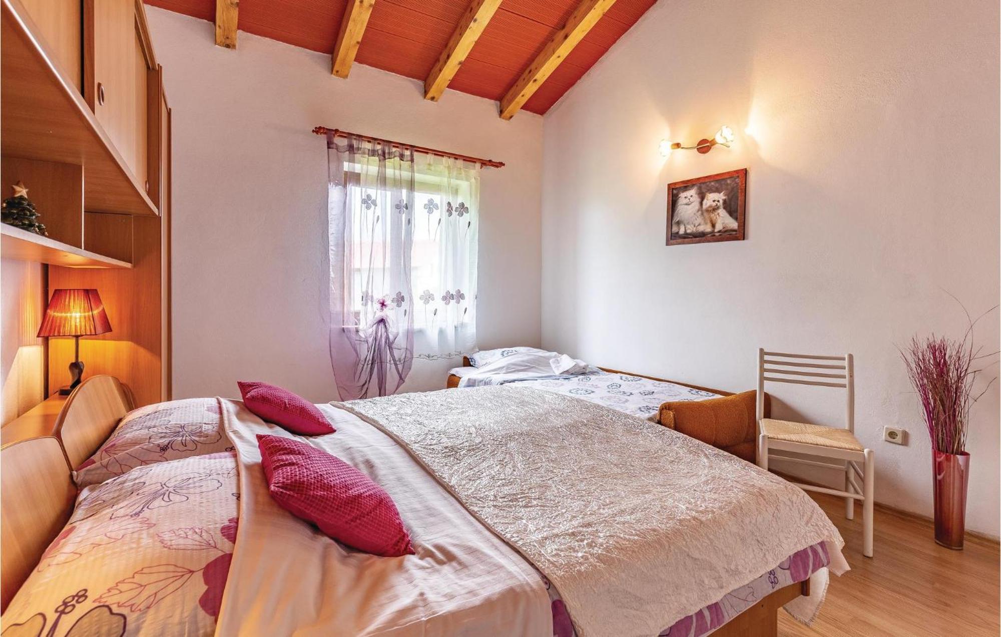 2 Bedroom Amazing Home In Rakotule Екстериор снимка