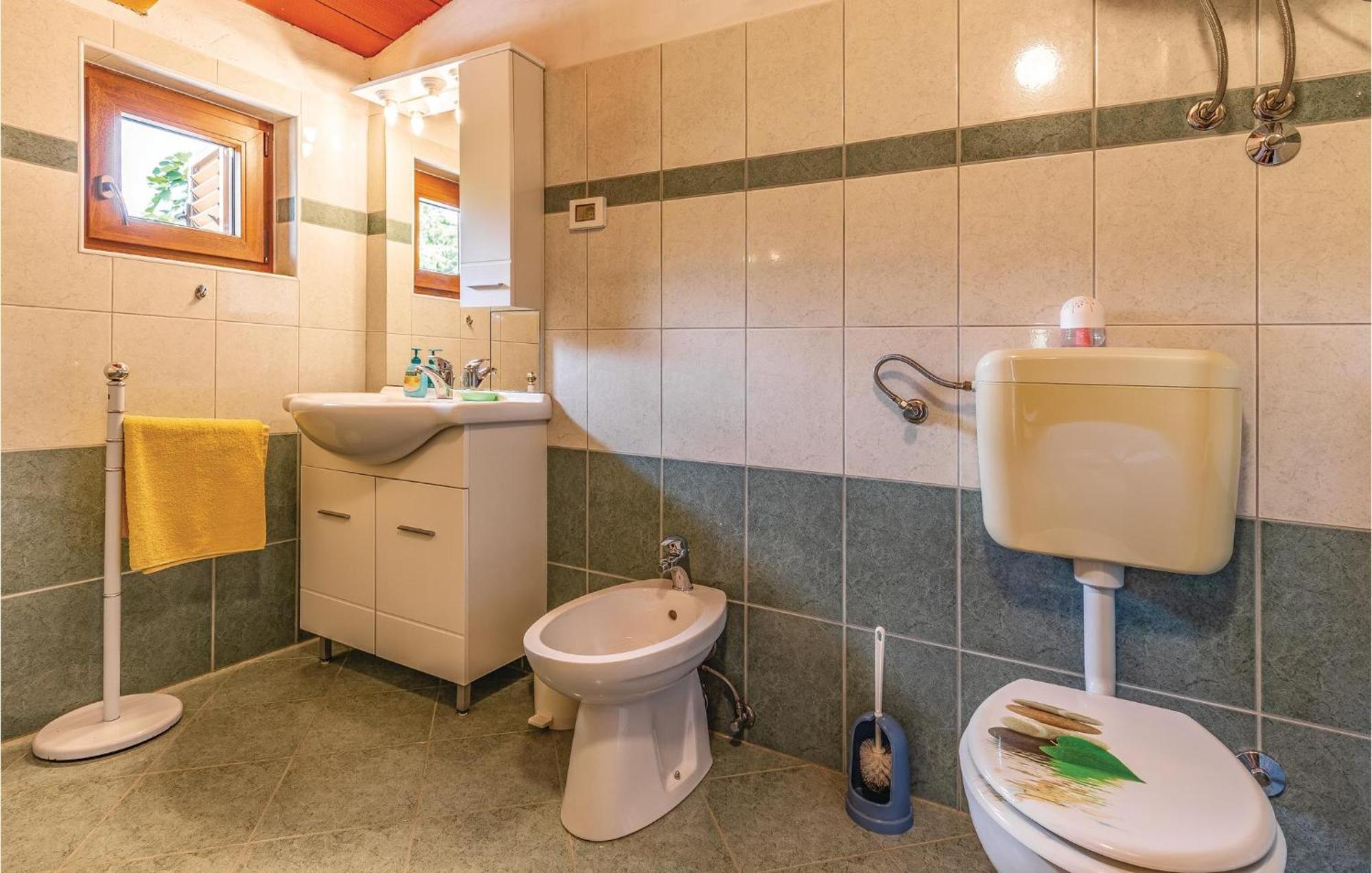 2 Bedroom Amazing Home In Rakotule Екстериор снимка