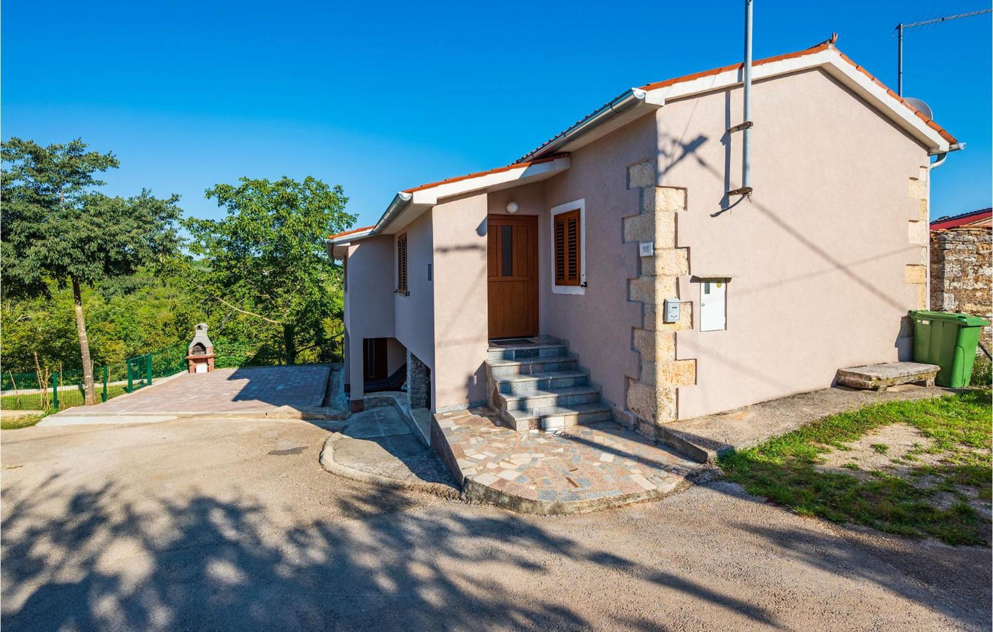 2 Bedroom Amazing Home In Rakotule Екстериор снимка