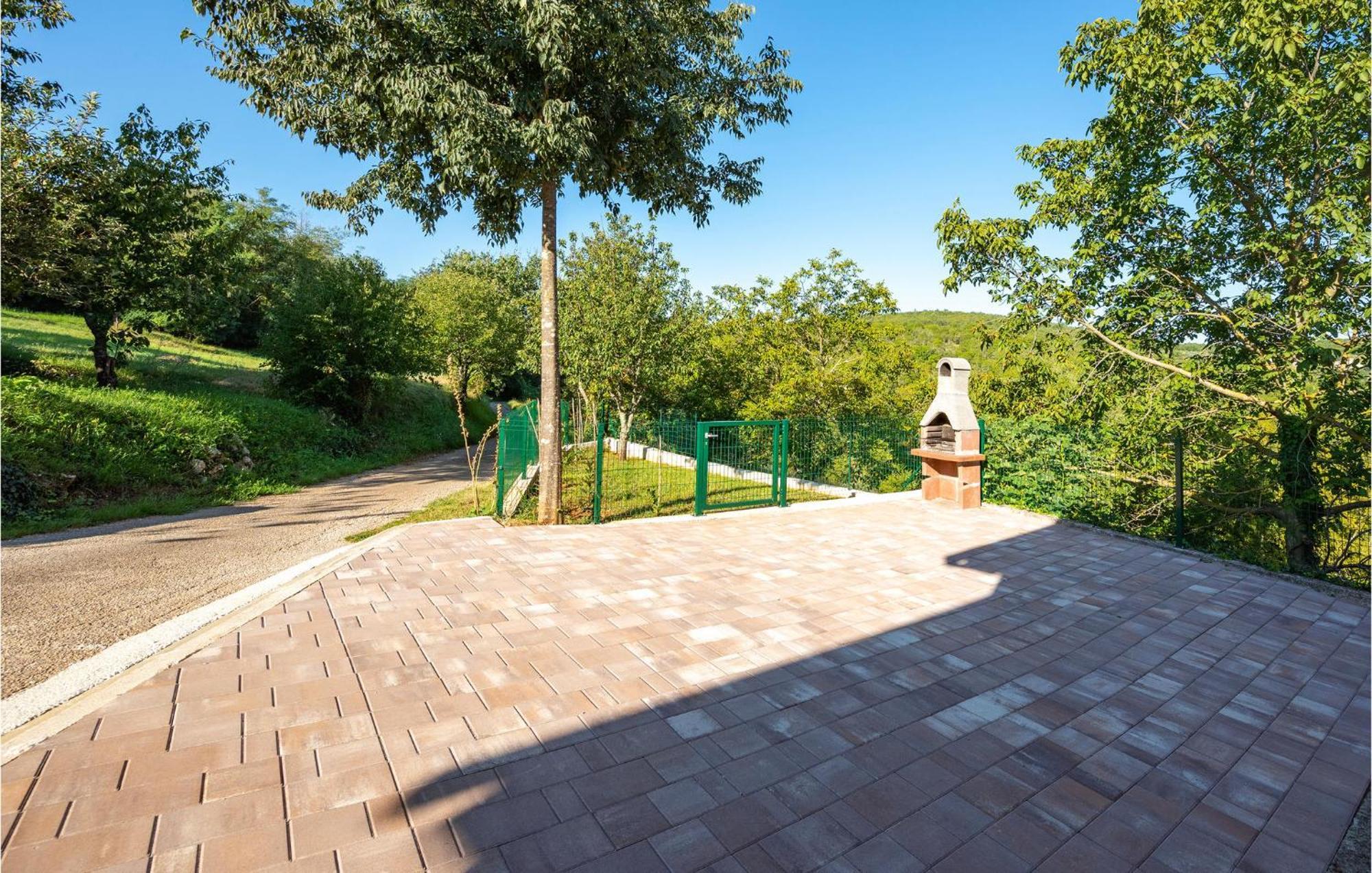 2 Bedroom Amazing Home In Rakotule Екстериор снимка
